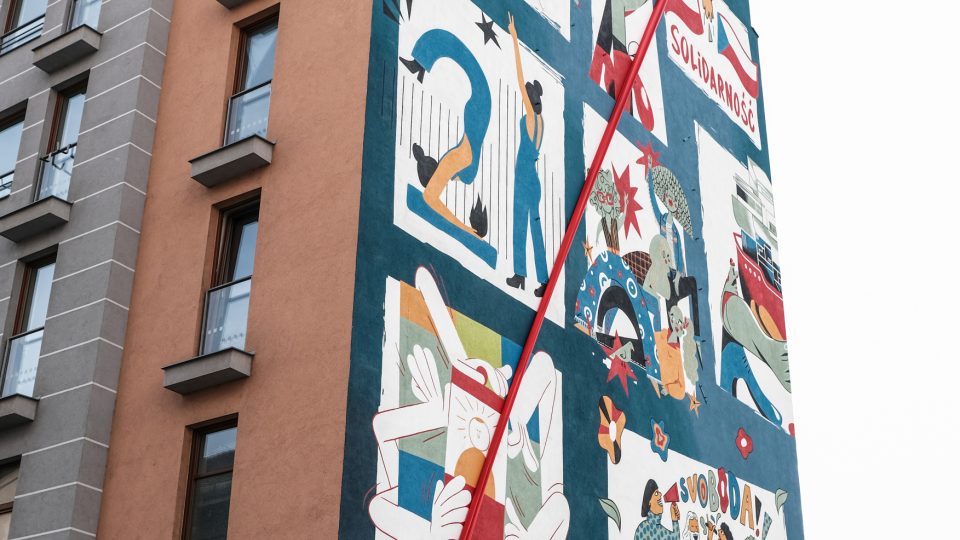 Boční zeď domu s pečovatelskou službou v Praze 7 zdobí velké dílo streetartu