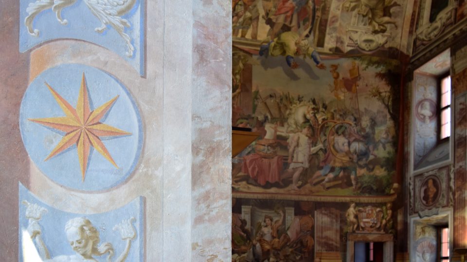 Hvězd naleznete v Trojském zámku nespočet – jedná se o rodový znak Šternberků