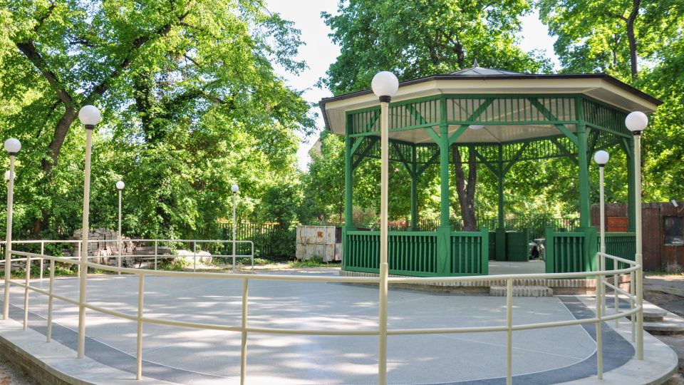 Dřevěný altán na zahradě Českého rozhlasu v Karlíně