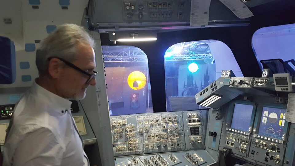 Jan Veselý v pilotní kabině raketoplánu Atlantis