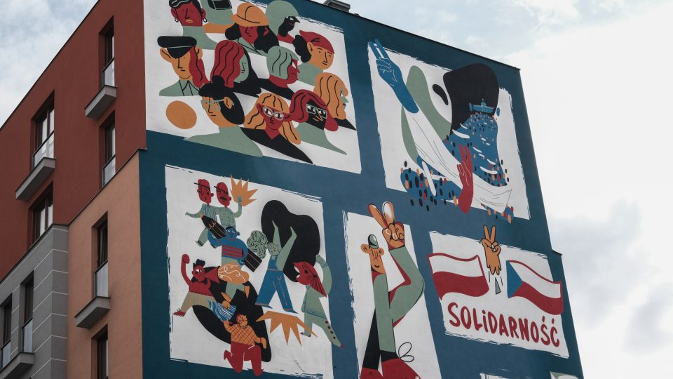 Boční zeď domu s pečovatelskou službou v Praze 7 zdobí velké dílo streetartu
