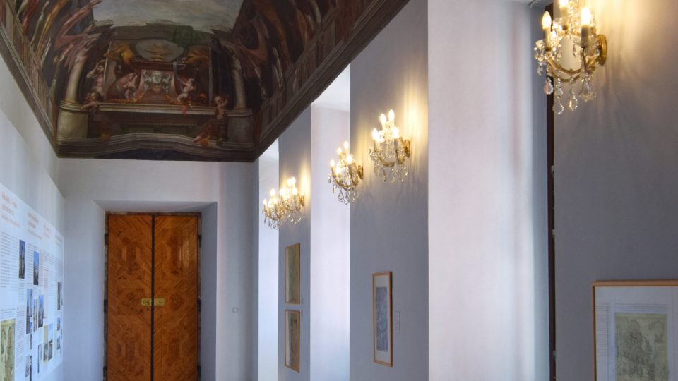 V zámku dnes Galerie hl. města Prahy pořádá sezónní výstavy