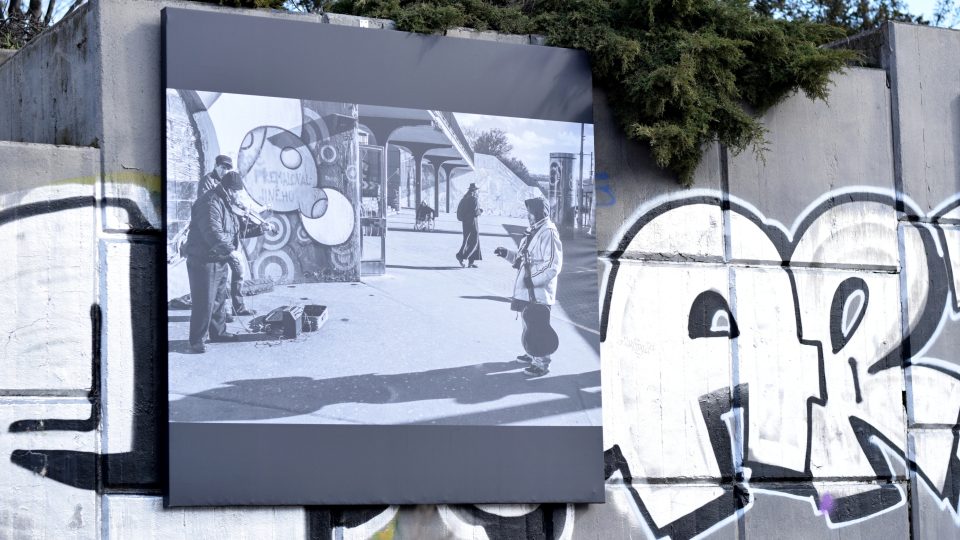 První výstava zachycuje život na ulici v okolí Vltavské