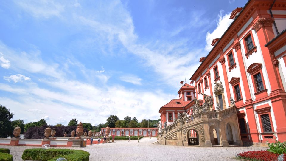 Trojský zámek se nachází v Praze 7 poblíž zoologické a botanické zahrady