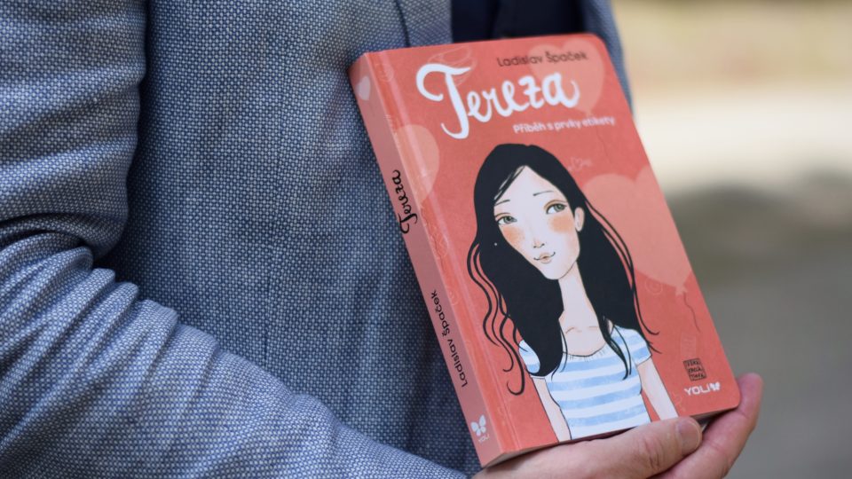 Tereza je kniha, která děvčatům vypráví příběh první lásky