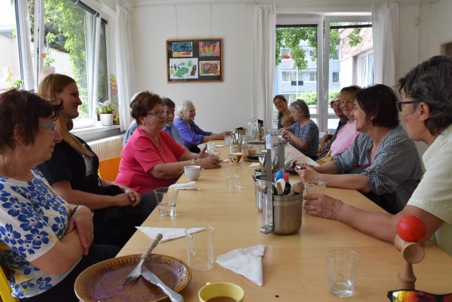 Obědy pro seniory podává komunitní centrum Nesedím,  sousedím každý pátek | foto: Komunitní centrum Nesedím,  sousedím