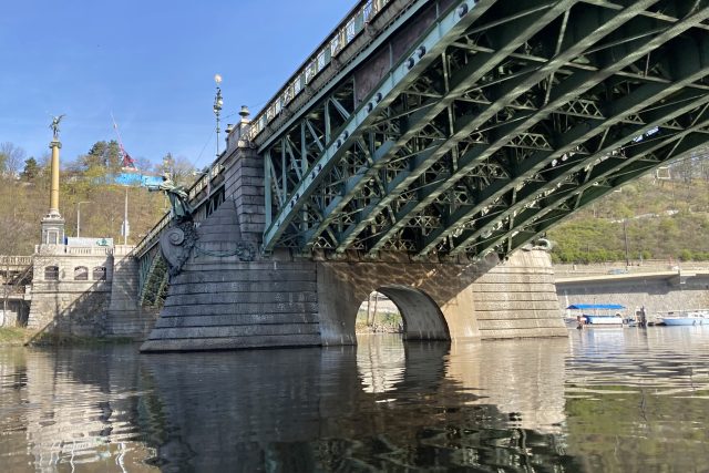 Čechův most při kontrole osvětlení z Vltavy | foto: Kristýna Vašíčková,  Český rozhlas