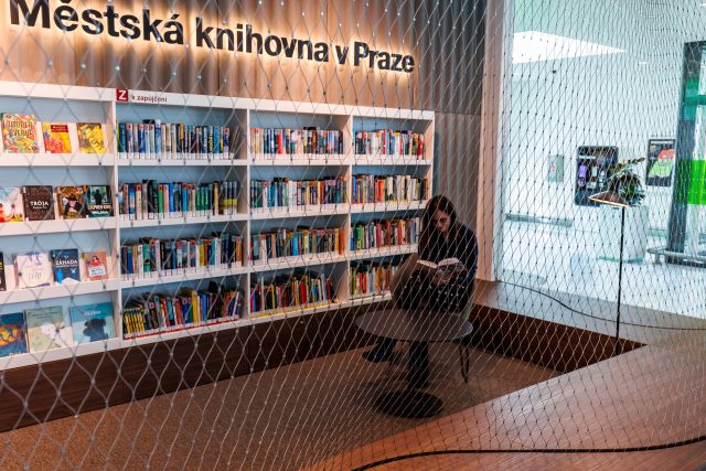 Samoobslužný kiosek funguje v Centru Černý Most od března | foto: Pavel Klikar,  Městská knihovna v Praze