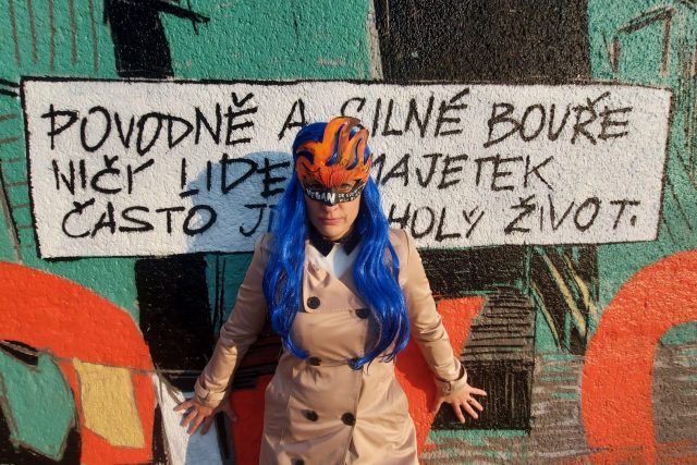 Street artová umělkyně Toy_Box u nového muralu na Florenci | foto: Sabina Vosecká,  Český rozhlas