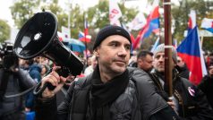 Aktivista dezinformační scény Ladislav Vrabel vyzval své příznivce k pochodu na Českou televizi
